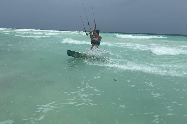 KiteSurf: Prywatne lekcje przed Mnemba, Zanzibar - początkujący/średnio zaawansowaniKitesurfing: prywatne lekcje przed Mnembą, Zanzibar – poziom początkujący/średnio zaawa