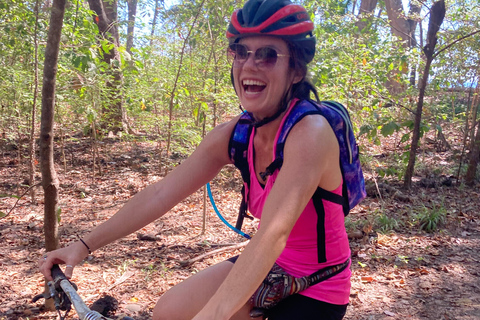 Passeio de bicicleta de montanha pela selva e mergulho na cascataPasseio de bicicleta de montanha pela selva e mergulho na cachoeira