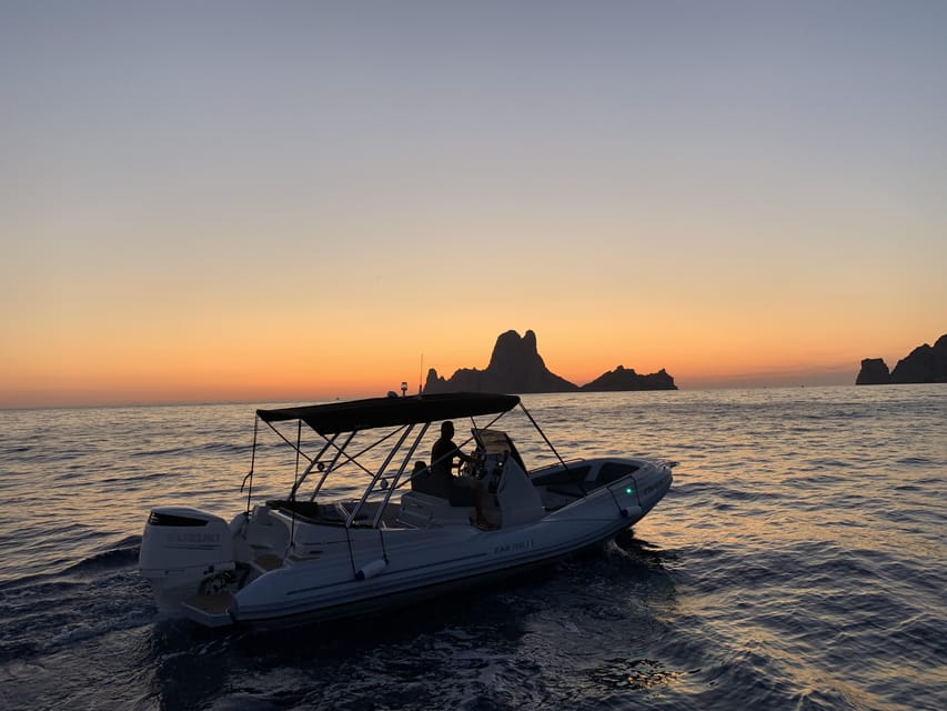 Excursión en barco privado a Es Vedra y las mejores cuevas de Ibiza - Housity