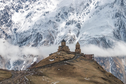 Da Tbilisi a Kazbegil Gudauri Ananuri Tour guidato di gruppo