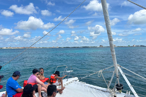 Isla Mujeres: Catamarán con barra libre y snorkel en El MecoSólo entrada Sin transporte