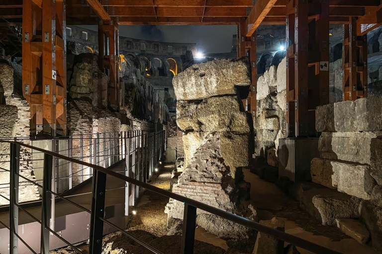 Rom: Kolosseum bei Nacht mit Führung durch den Untergrund und die Arena