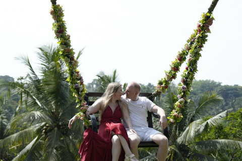 乌布猴林、梯田、秋千、寺庙和瀑布乌布猴林、水稻梯田、秋千、寺庙和瀑布