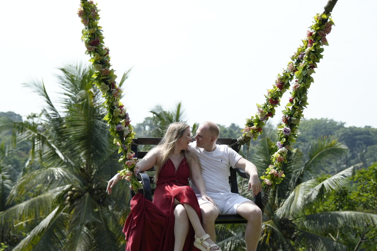 乌布猴林、梯田、秋千、寺庙和瀑布乌布猴林、水稻梯田、秋千、寺庙和瀑布