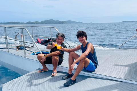 Excursión a la isla de Coron en catamarán de lujo: