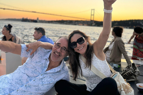 Istanbul: Bosphorus Sunset Cruise with Snacks and Wine Istanbul: Bosphorus Sunset Cruise without Wine