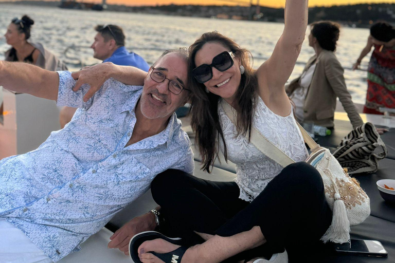 Istanbul: Bosphorus Sunset Cruise with Snacks and Wine Istanbul: Bosphorus Sunset Cruise without Wine