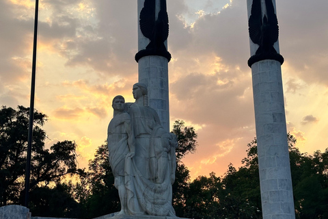 Chapultepec Castle: Private tour with local guide, tickets included Chapultepec Castle: Private Tour with Local Guide and Entrance Fees Included