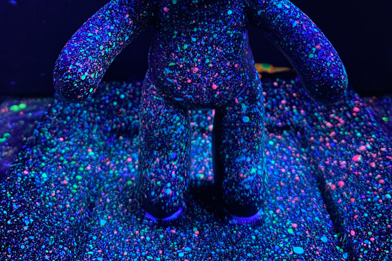 巴塞罗那：熊砖荧光画|葡萄酒与艺术巴塞罗那：Bearbrick 荧光画|葡萄酒与艺术