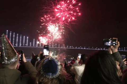 伊斯坦布尔：博斯普鲁斯海峡除夕夜游船晚宴派对伊斯坦布尔：博斯普鲁斯海峡除夕游船晚宴和派对