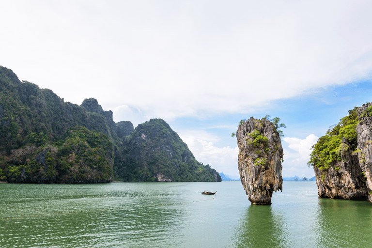 Phuket: L&#039;isola di James Bond in una long tail privata con canoaPhuket: l&#039;isola di James Bond in barca privata a coda lunga con canoa