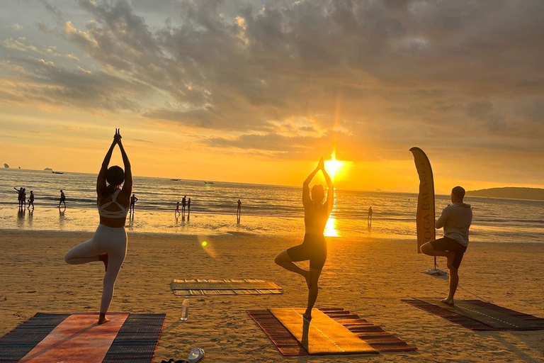 Krabi: Classe di Yoga Balance al tramontoKrabi: lezione partecipativa sull&#039;equilibrio dello yoga al tramonto