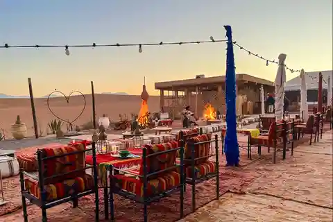 Escapade dans le désert d'Agafay : Dîner au coucher du soleil et balade en quad/chameau
