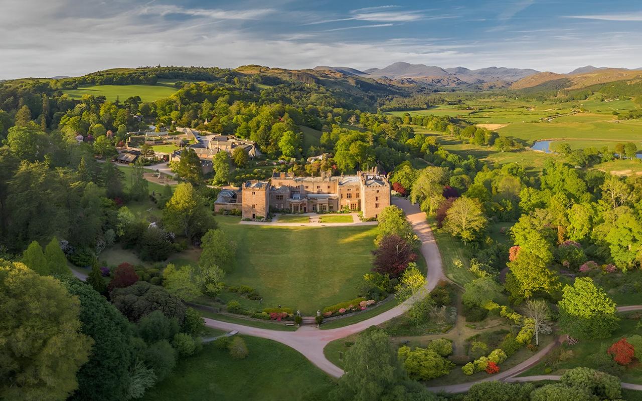 Bergpässe und Muncaster Castle von Oxenholme aus