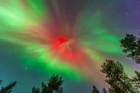 Aproveite o show de aurora no topo da montanha e o jantar no Tipi
