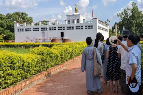 Pokhara: 4 dagars safaritur med bil till Lumbini och ChitwanFrån Pokhara: 4 dagars Lumbini och Chitwan Safari Tour med bil