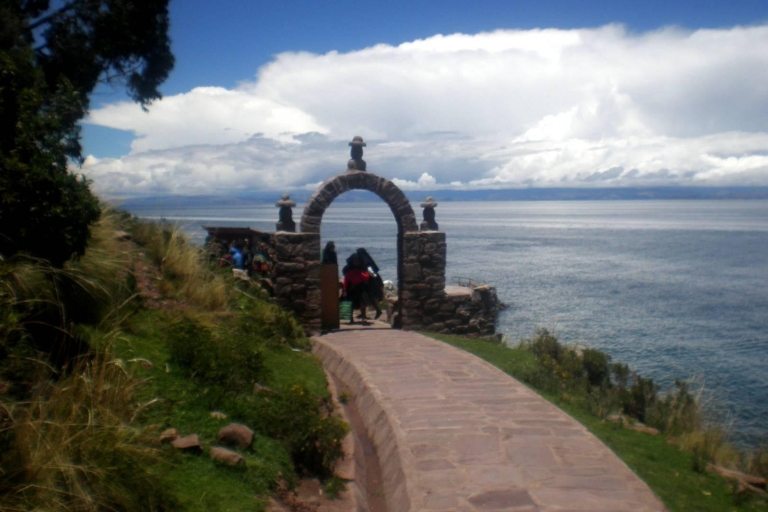 Excursión en barco por los Uros y la isla de Taquile desde PunoDía Completo Uros e Isla Taquile en Lancha Rápida desde Puno