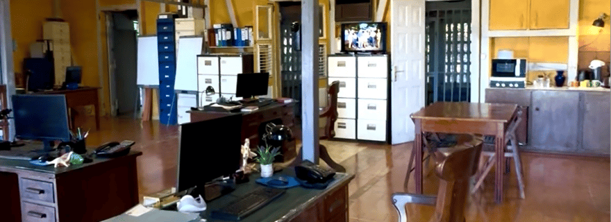 Visite à pied : Meurtres au paradis et commissariat de police d'Honoré