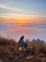 Da lat, achtervolgt de zonsopgang boven Misty Valley - ontbijt i - Housity