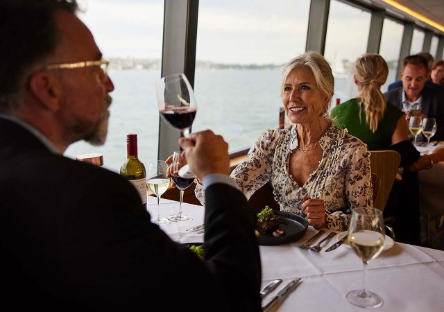 Visit Sydney Harbour Dinner Cruise with 3, 4 or 6-Course Menu in Sídney