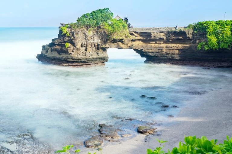 巴厘岛塔曼阿尤恩和塔纳洛特日落之旅