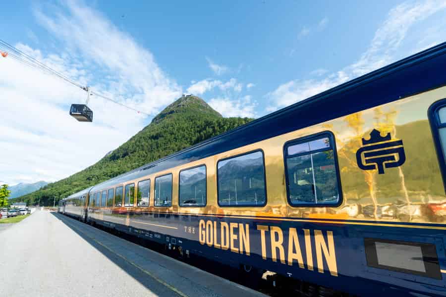 Romsdalen: Goldener Zug der Rauma-Bahn mit Reiseführer. Foto: GetYourGuide