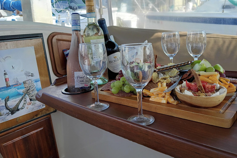 Passeio de barco romântico com vinho e queijo ou jantar surpresaPasseio de barco romântico com vinho e queijo, avistamento de lobos marinhos
