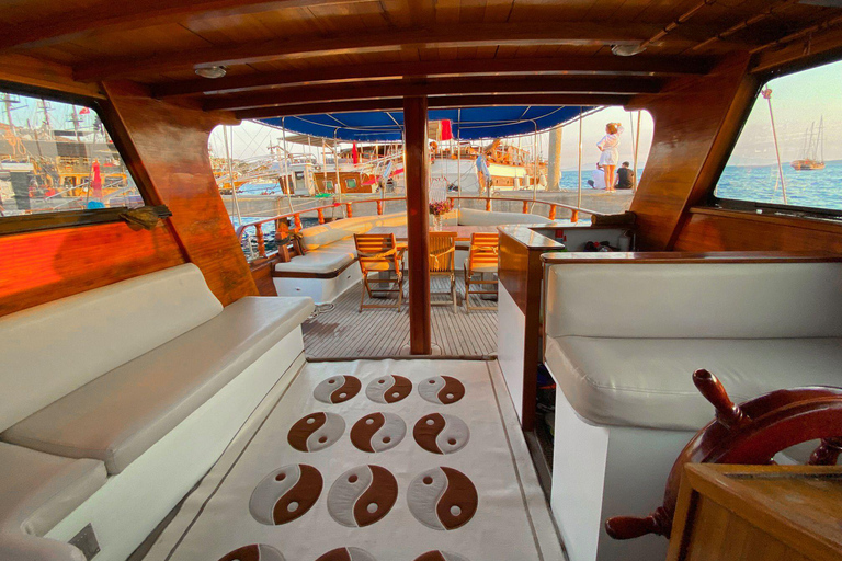 Bodrum: Private Boat Tour with Lunch and Drinks Sunset Tour With Luxury Gulet in Bodrum