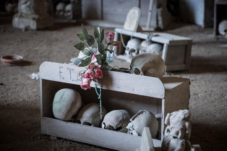 Naples: Fontanelle Cemetery with Entry Ticket Guided Visit
