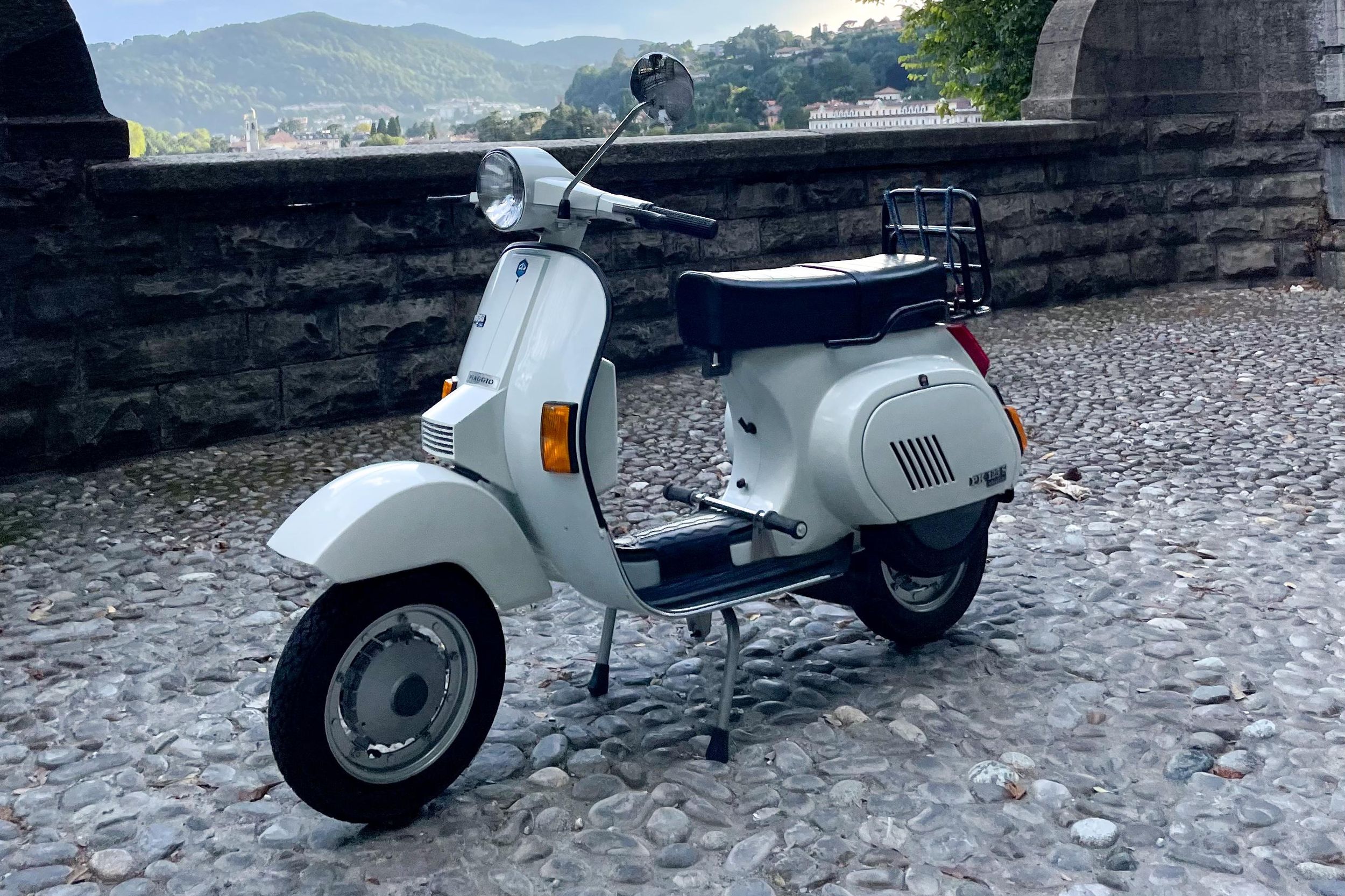 Comer See: 4, 8 oder 24 Stunden Classic Vespa-Verleih & Lieferung