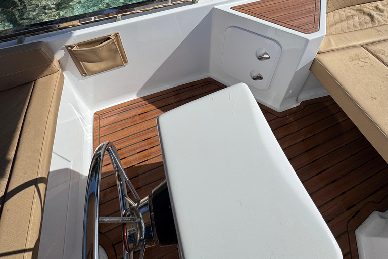 Mandelieu-la-Napoule: Luxury Boat Rental Without a License Mandelieu - 8-hour luxury boat rental without a license (6 people)