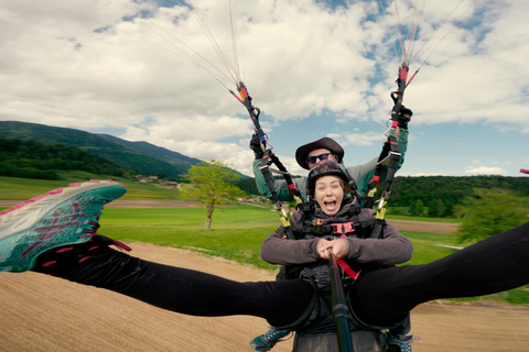 戈尔特莫齐尔耶与洛加尔斯卡斯洛文尼亚：双人滑翔伞飞行戈尔特·莫齐尔耶与洛加尔斯卡，斯洛文尼亚：双人滑翔伞飞行