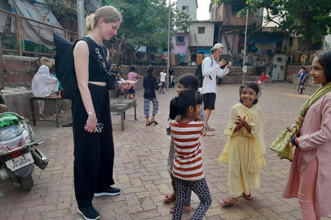 Mumbai : visite guidée du bidonville de Dharavi avec un guide localEn privé : Promenade guidée dans le bidonville de Dharavi avec un guide local