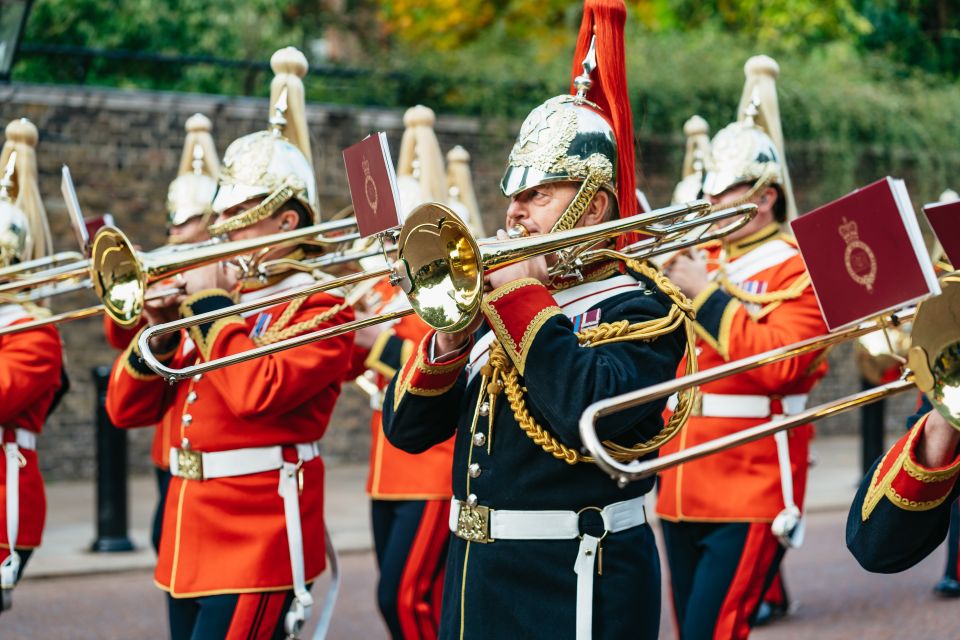 Experimente a renomada cerimônia da Troca da Guarda em Londres com um guia local, descobrindo o rico significado da tradição.
