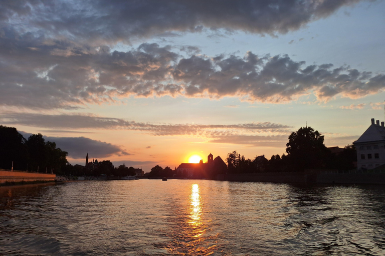 Wroclaw: Sunset Catamaran Cruise with Drink and Music