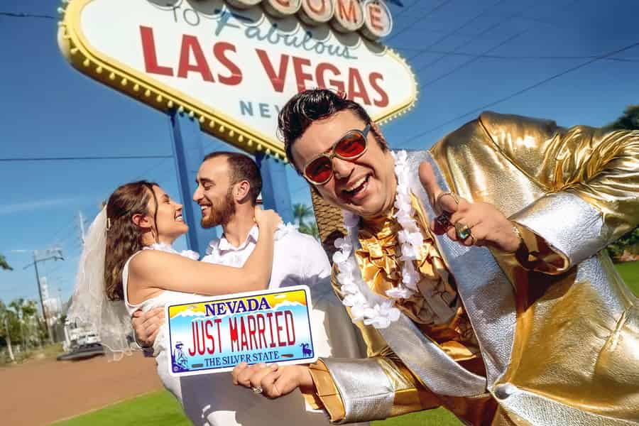 Las Vegas: Goldene Elvis-Gelübdeerneuerung oder Hochzeit am Welcome Sign. Foto: GetYourGuide Las Vegas: Goldene Elvis-Gelübdeerneuerung oder Hochzeit am Welcome Sign. Foto: GetYourGuide