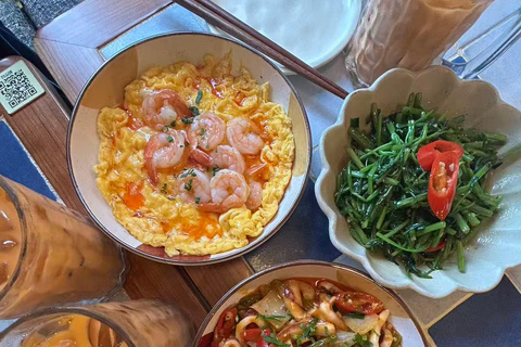 Shanghai: Lujiazui Local Lunch with a Bilingual Guide