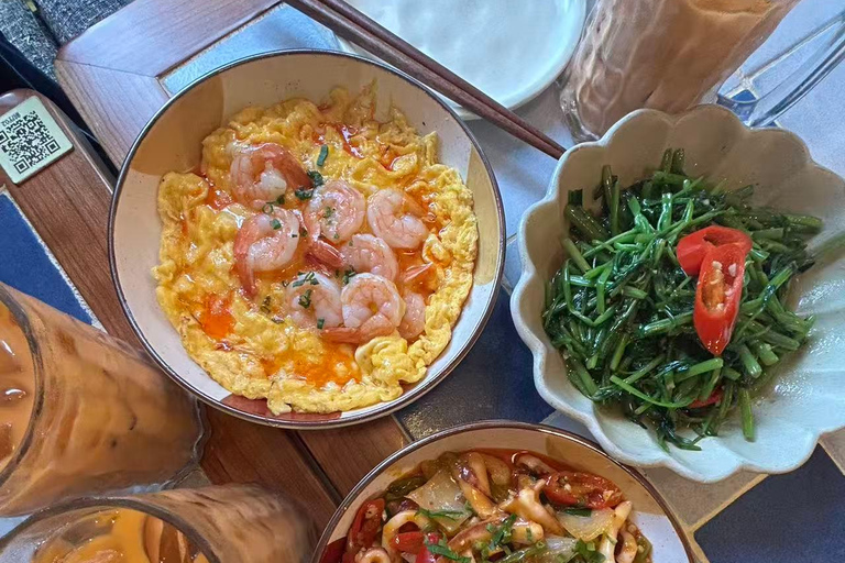 Shanghai: Lujiazui Local Lunch with a Bilingual Guide