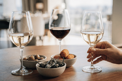 Gdańsk: Spanish wine tasting & tapas selection on 33rd floor