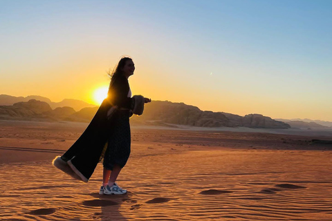 Deserto del Wadi Rum: Tour di un giorno in Jeep e pranzo tradizionale