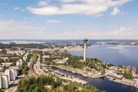 Tampere: Express Walk with a Local in 60 minutes