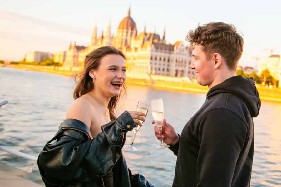 Budapest: Prosecco-Bootstour mit Getränken | Sightseeing | Fotos. Foto: GetYourGuide Budapest: Prosecco-Bootstour mit Getränken | Sightseeing | Fotos. Foto: GetYourGuide