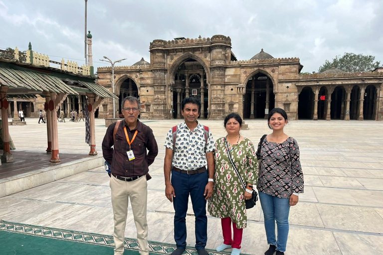 Ahmedabad: Private City Tour with Guide, Car, and Meal