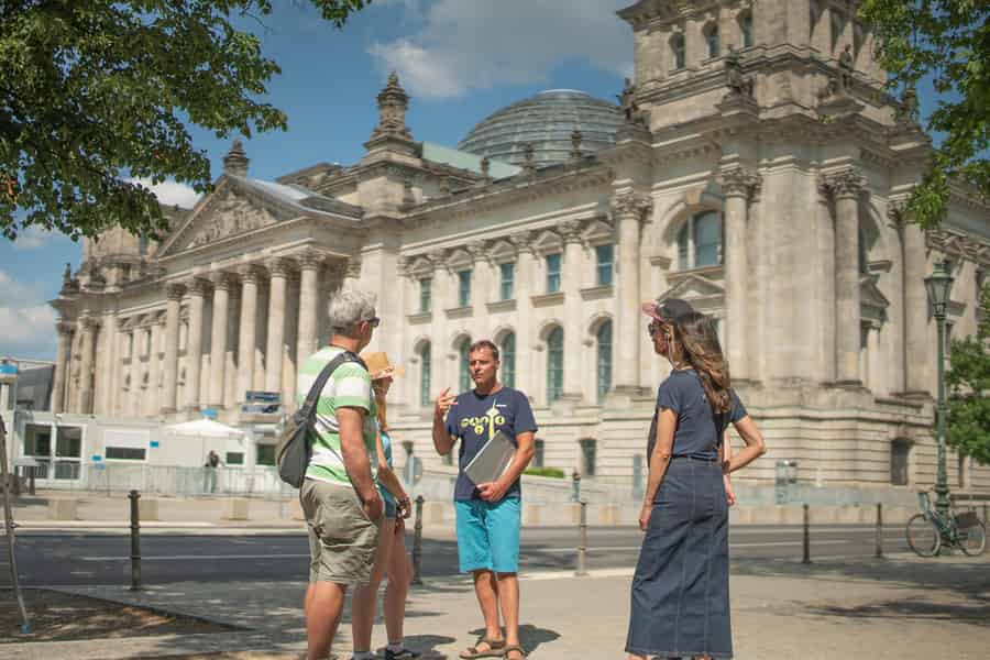 Berlin: Drittes Reich & Kalter Krieg – 2-stündiger geführter Rundgang. Foto: GetYourGuide Berlin: Drittes Reich & Kalter Krieg – 2-stündiger geführter Rundgang. Foto: GetYourGuide