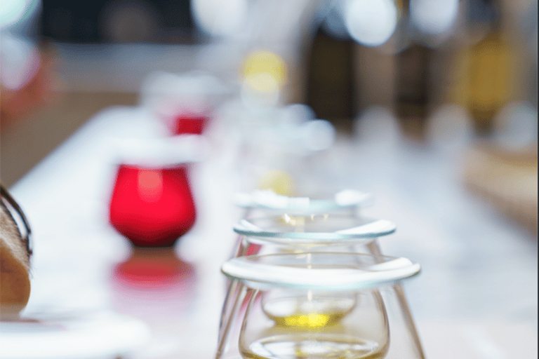 Città vecchia di Atene: degustazione di olio d&#039;oliva e erbe grecheDegustazione di olio d&#039;oliva ed erbe aromatiche