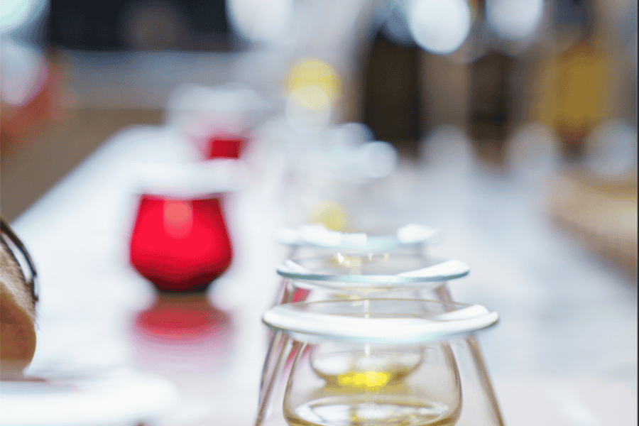 Athener Altstadt: Verkostung von griechischem Olivenöl und Kräutern. Foto: GetYourGuide Athener Altstadt: Verkostung von griechischem Olivenöl und Kräutern. Foto: GetYourGuide