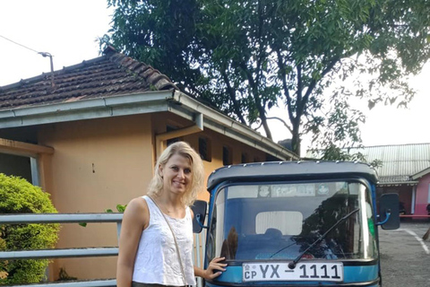 Kandy: Sunset Tuk-Tuk Ride & Kandyan Cultural Dance Show