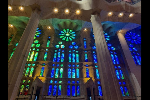 Barcelona: Sagrada Familia Entry Ticket and Guided Tour
