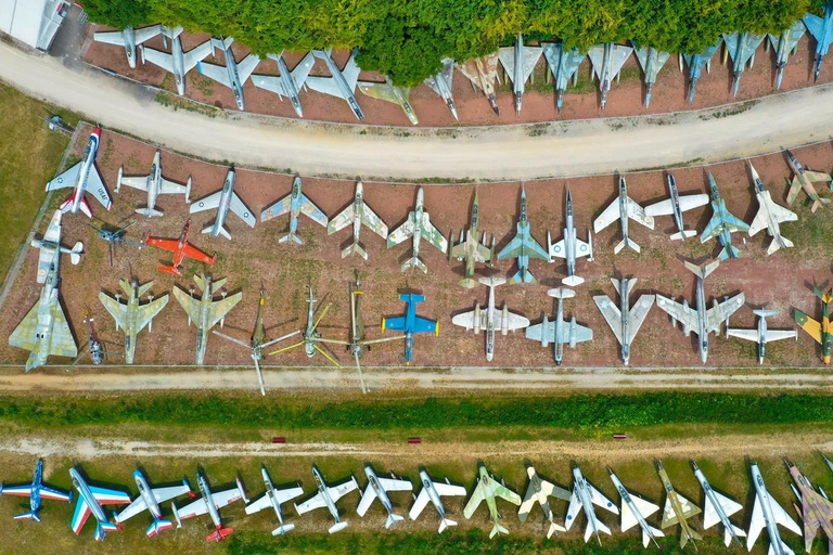 Visita os museus do Castelo de Savigny: aviões, carros, motas...