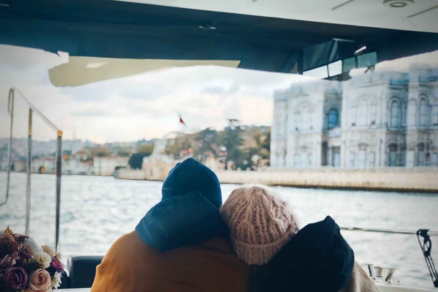 Istanbul: Daytime Bosphorus Yacht Cruise with Fruit & Snacks